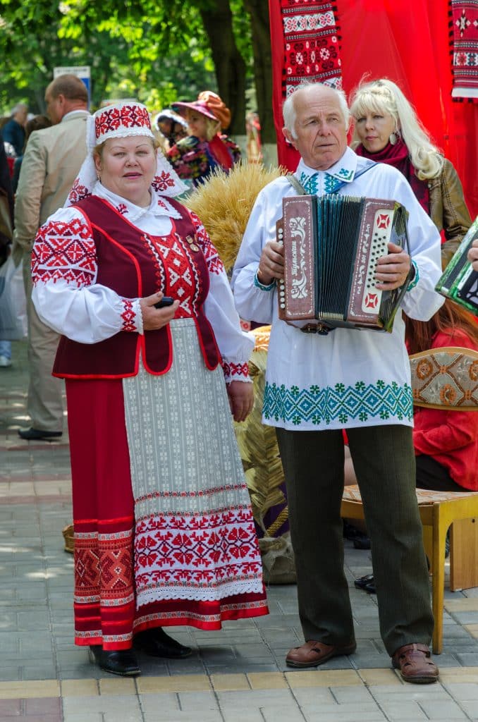 mmusicians in national Belarusian costumes